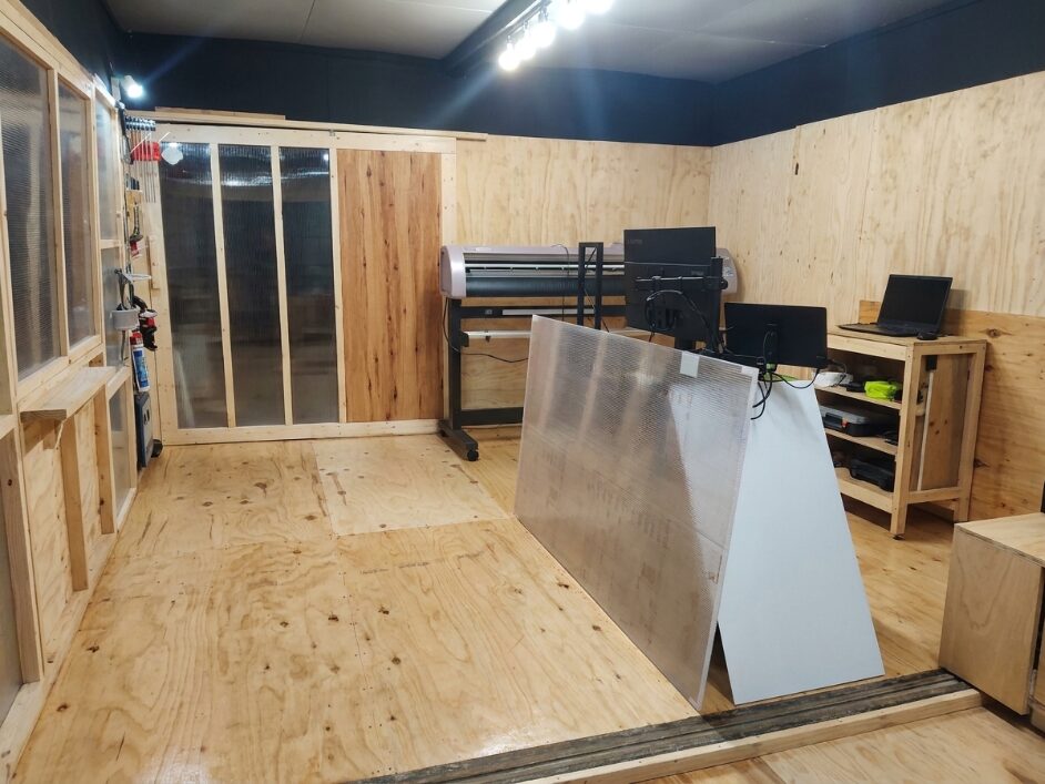 カッティングプロッターのある加工場
